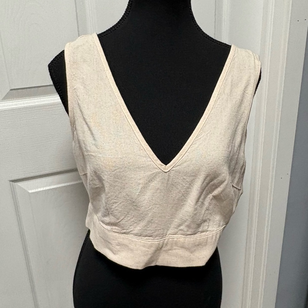 Vero Moda Cream V-Neck Crop Sleeveless Top